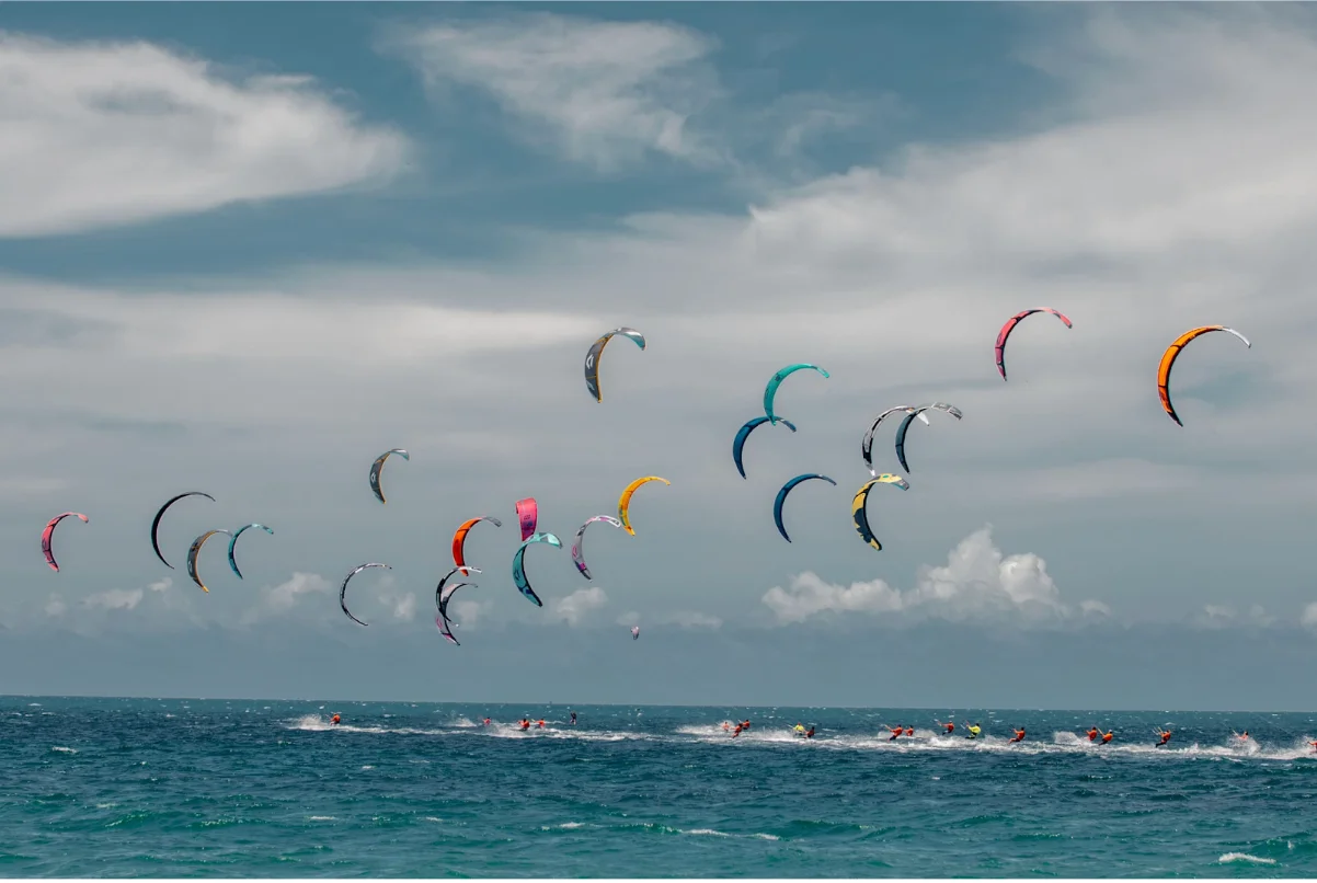 Kitesurfistas na praia larga de Guajiru, litoral de Trairi, Ceará