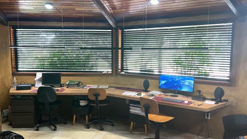 Estações de trabalho do escritório MAXXVIDA em Flecheiras, com vista para o jardim