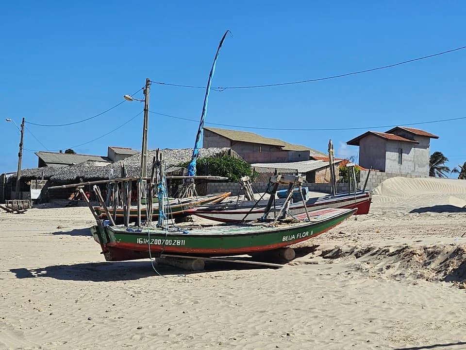 Barche da pesca sulla sabbia davanti alle case della comunità di Cana Brava, costa di Trairi, Ceará